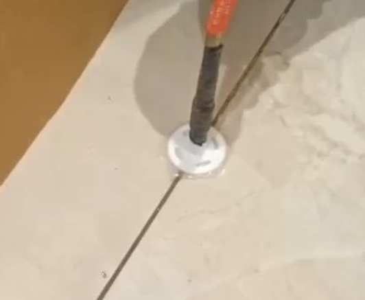 宁德市瓷砖空鼓维修公司专业解答瓷砖在铺贴过程中，如果没有涂抹均匀到位的粘结材料（如水泥砂浆或瓷砖胶），可能会导致以下问题