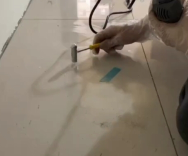宁德市瓷砖开裂维修公司专业分享瓷砖在铺贴前如果没有沥干水分，将会导致以下问题