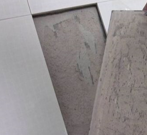 宁德市瓷砖空鼓维修公司分享瓷砖铺贴时如果打浆（即涂抹在瓷砖背面和基层上的砂浆或瓷砖胶）过少，会带来以下问题